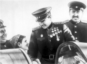 Трижды Герой Советского союза летчик А.И. Покрышкин беседует с 14-летним слесарем Томой Ромашкиной