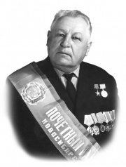 Директор НЭРЗ, Герой Социалистического Труда, Почетный железнодорожник В.Я. Сарнов