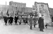 Трудящиеся завода на первомайской демонстрации 1950 г.