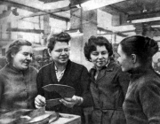 Герой социалистического Труда В.В. Корсакова (вторая слева) с работницами своей бригады