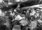 В комсомольско-молодежной бригаде Бражникова читают вести с фронта