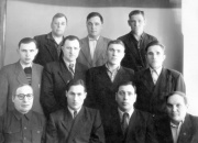 Группа рационализаторов Мелькомбината №1 в 1959 г. В первом ряду второй-слева - В.С. Баталин, лучший крупчатник России. В центре второго ряда - сменный инженер Н.В. Карпов, который через год станет директором Мелькомбината